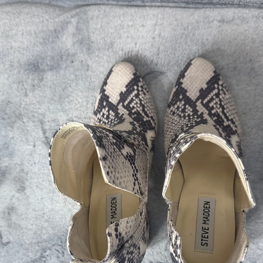 Steve Madden Narrate Black & White Snakeskin Bootie - Size 7